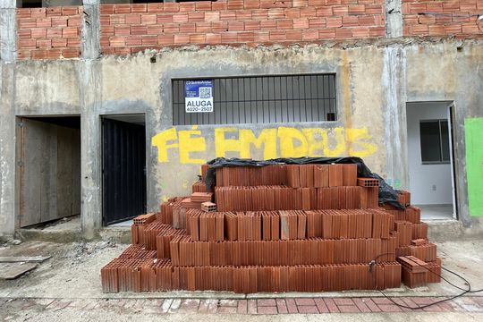 Fachada + placa de casa para alugar com 2 quartos, 70m² em Praça Seca, Rio de Janeiro