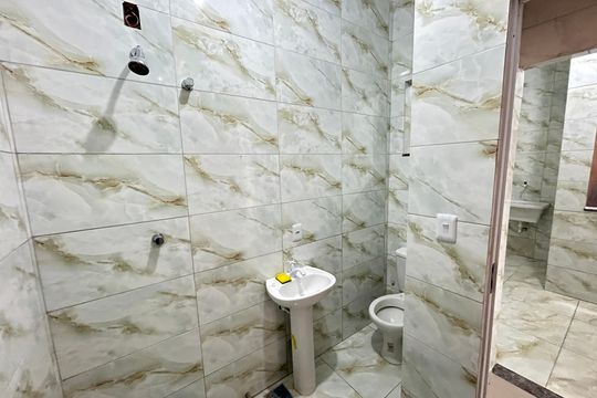 Banheiro de casa para alugar com 2 quartos, 70m² em Praça Seca, Rio de Janeiro