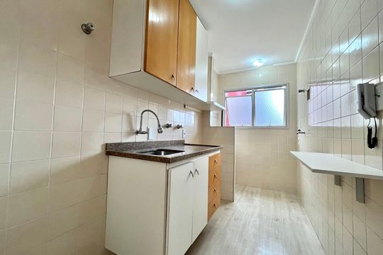 Cozinha de apartamento à venda com 2 quartos, 44m² em Vila Guarani, São Paulo