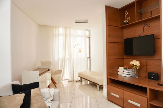 Sala de apartamento à venda com 2 quartos, 80m² em Serra, Belo Horizonte