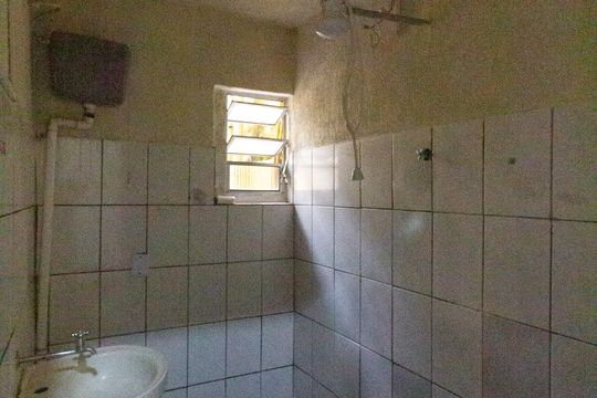Banheiro de casa para alugar com 1 quarto, 30m² em Jardim Palmira, Guarulhos