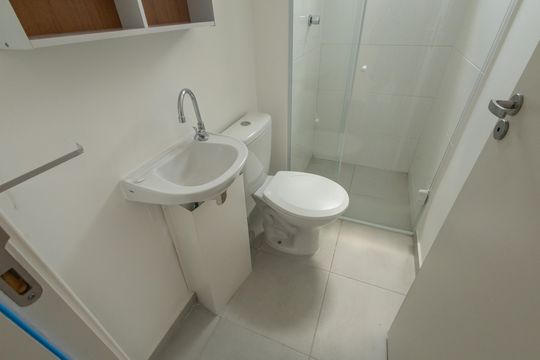 Banheiro de apartamento para alugar com 2 quartos, 43m² em Jardim Jacinto, Jacareí