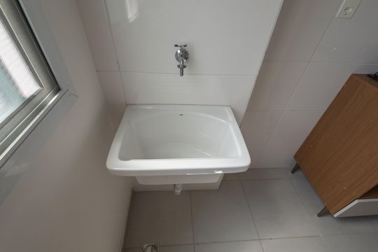 Área de serviço de apartamento para alugar com 2 quartos, 43m² em Jardim Jacinto, Jacareí