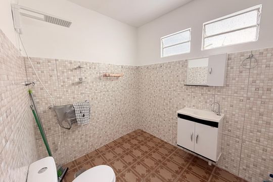 Banheiro externo de casa à venda com 3 quartos, 174m² em Vila Joaquina, Jundiaí