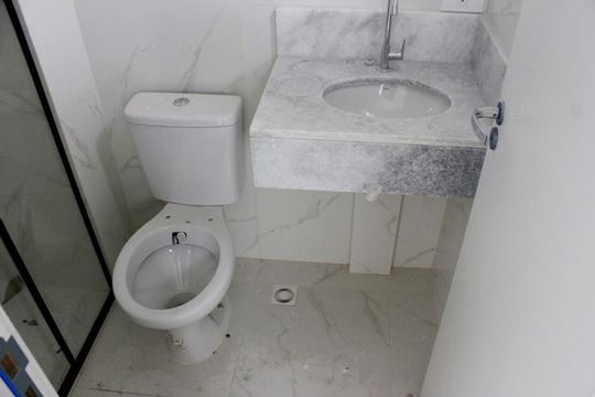 Banheiro da suíte de apartamento à venda com 2 quartos, 52m² em Parque Jurema, Guarulhos