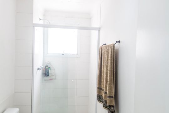 Banheiro  de apartamento à venda com 3 quartos, 105m² em Jardim Tupanci, Barueri