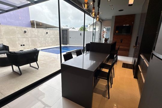 Casa de Condomínio para alugar com 4 quartos, 430m² em Recreio dos Bandeirantes, Rio de Janeiro