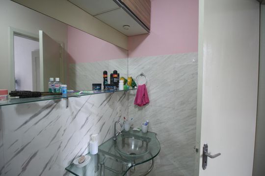 Banheiro de apartamento à venda com 1 quarto, 52m² em Floresta, Porto Alegre