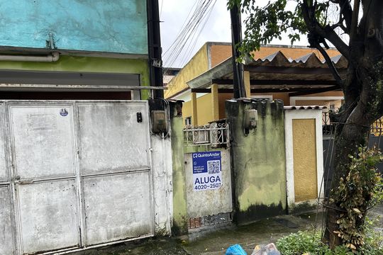 Fachada + placa de casa para alugar com 1 quarto, 50m² em Osvaldo Cruz, Rio de Janeiro