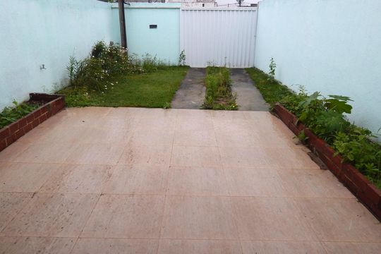 Quintal frontal e garagem de casa para alugar com 2 quartos, 80m² em Pedra de Guaratiba, Rio de Janeiro