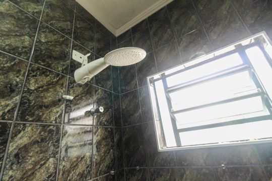 Banheiro de casa para alugar com 2 quartos, 80m² em Vila Darli, São Paulo