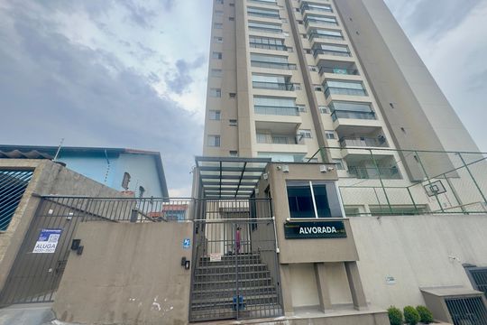 Placa instalada na fachada do imóvel  de apartamento para alugar com 2 quartos, 62m² em Jardim Bom Clima, Guarulhos