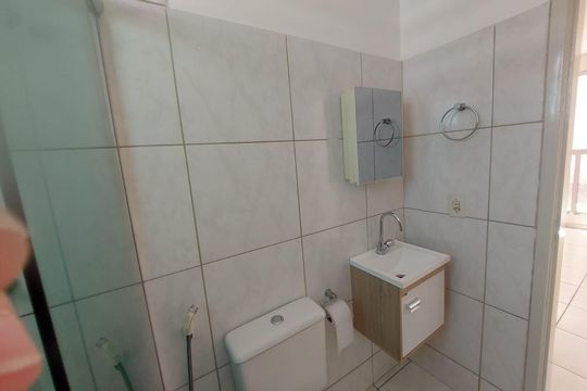 banheiro de apartamento para alugar com 2 quartos, 53m² em Arpoador, Contagem