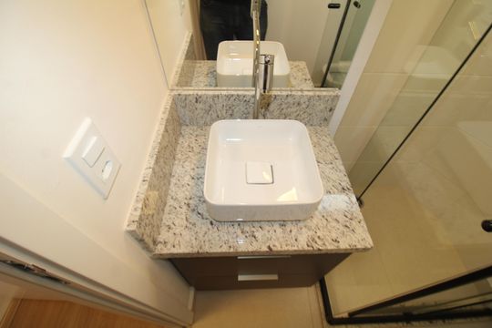 Banheiro de kitnet/studio para alugar com 1 quarto, 27m² em Vila Dom Pedro Ii, São Paulo