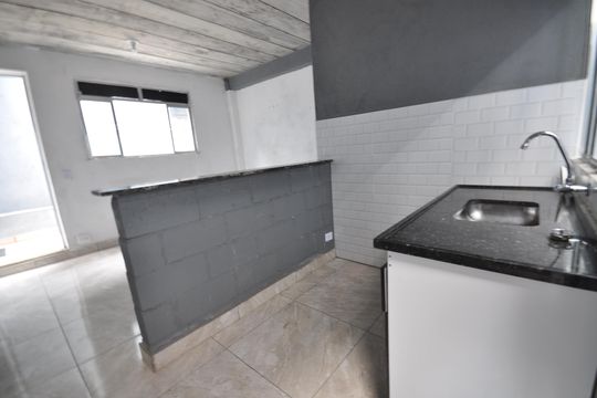 Cozinha de casa para alugar com 1 quarto, 25m² em Parque Casa de Pedra, São Paulo