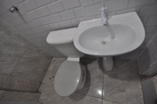 Banheiro de casa para alugar com 1 quarto, 25m² em Parque Casa de Pedra, São Paulo