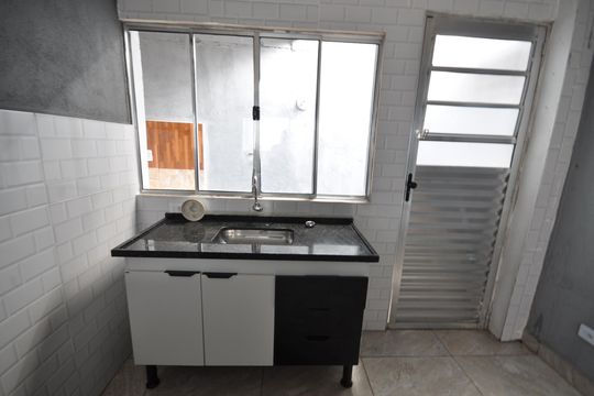 Cozinha de casa para alugar com 1 quarto, 25m² em Parque Casa de Pedra, São Paulo