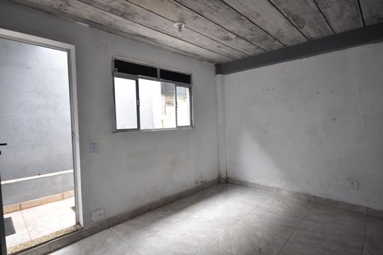 Quarto/Sala de casa para alugar com 1 quarto, 25m² em Parque Casa de Pedra, São Paulo