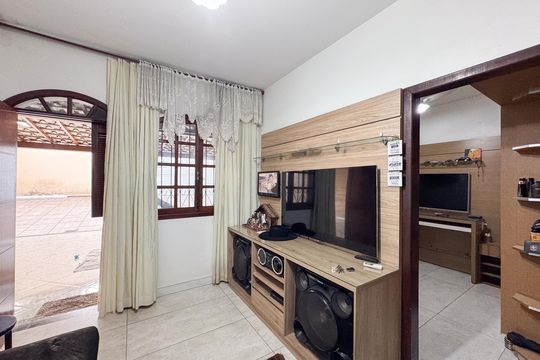 Casa à venda com 5 quartos, 360m² em Riacho das Pedras, Contagem