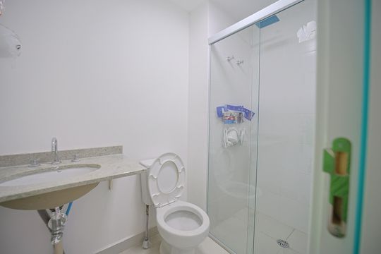 Banheiro de apartamento para alugar com 1 quarto, 33m² em Vila Guilhermina, São Paulo