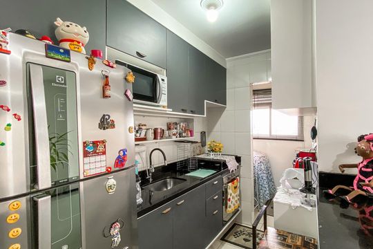 Cozinha  de apartamento à venda com 2 quartos, 49m² em Parque Paineiras, São Paulo