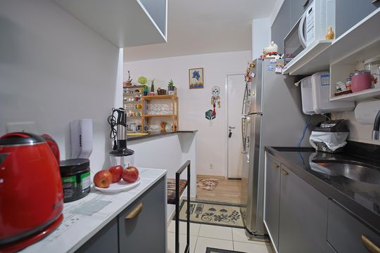 Cozinha de apartamento à venda com 2 quartos, 49m² em Parque Paineiras, São Paulo
