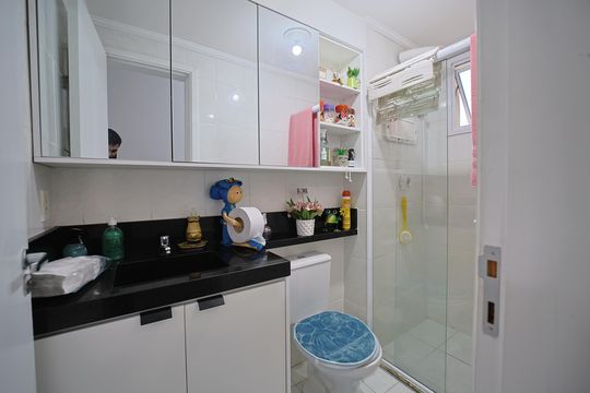 Banheiro de apartamento à venda com 2 quartos, 49m² em Parque Paineiras, São Paulo