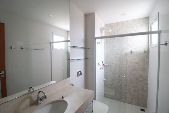 Banheiro do Quarto 1 de apartamento para alugar com 3 quartos, 135m² em Copacabana, Uberlândia