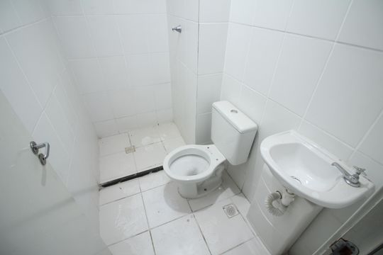 Banheiro de apartamento à venda com 2 quartos, 47m² em Camargos, Belo Horizonte