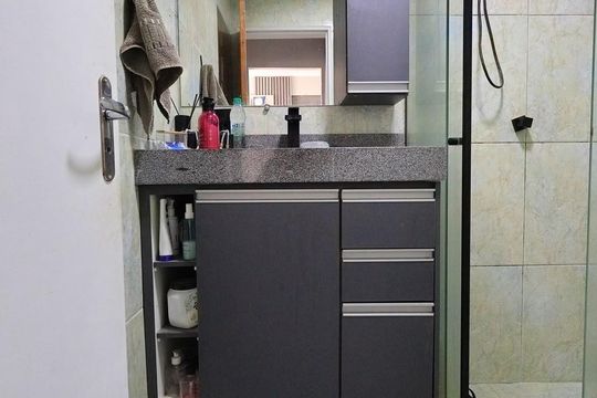 Banheiro de apartamento à venda com 1 quarto, 64m² em Centro, Campinas