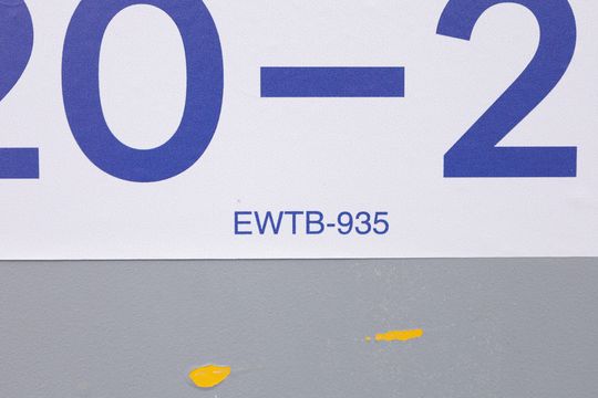 Placa GRANDE instalada no portão do imóvel, dia 05.10.2026 - Código do imóvel: EWTB-935 de apartamento para alugar com 3 quartos, 48m² em Jardim das Oliveiras, São Paulo