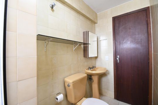 Banheiro de apartamento para alugar com 1 quarto, 46m² em Centro, Curitiba