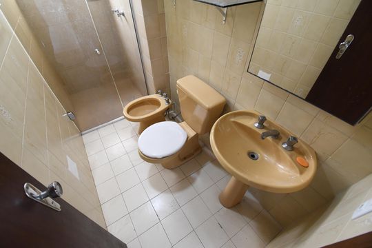 Banheiro de apartamento para alugar com 1 quarto, 46m² em Centro, Curitiba