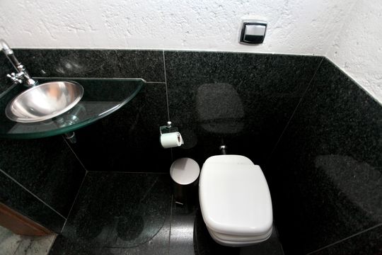 Lavabo de casa de condomínio à venda com 6 quartos, 586m² em Estância do Hibisco, Contagem