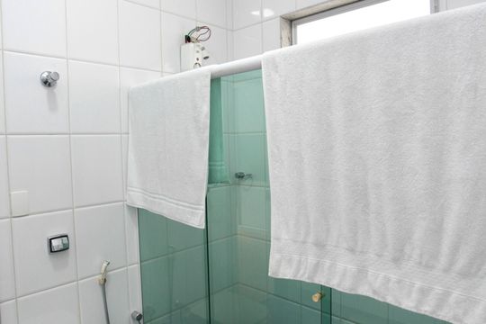Banheiro - Semi Suite de casa de condomínio à venda com 6 quartos, 586m² em Estância do Hibisco, Contagem