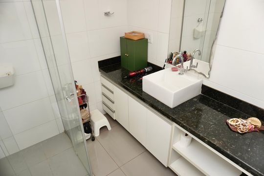Suíte - Banheiro  de apartamento à venda com 3 quartos, 118m² em Santo Antônio, Belo Horizonte
