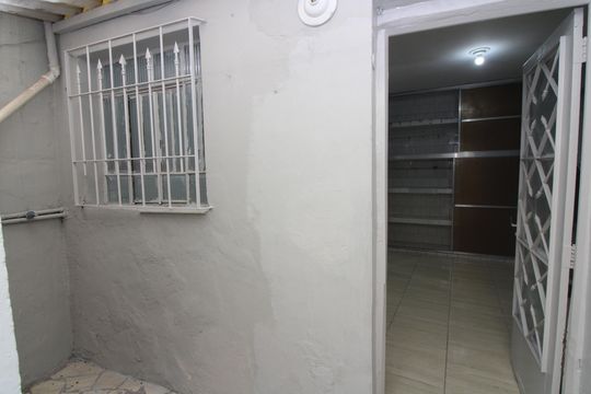 Quintal / Área de serviço de casa para alugar com 2 quartos, 180m² em Vila Ré, São Paulo