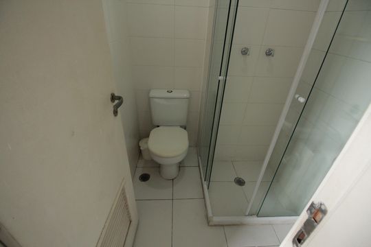 Banheiro de serviço de apartamento para alugar com 4 quartos, 134m² em José Menino, Santos
