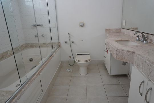 Banheiro - Suite3 de casa de condomínio para alugar com 2 quartos, 400m² em Residencial 18 do Forte, Santana de Parnaíba