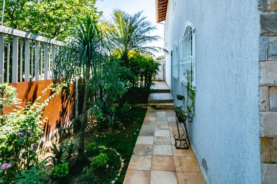Área externa de casa à venda com 5 quartos, 250m² em Ouro Preto, Belo Horizonte