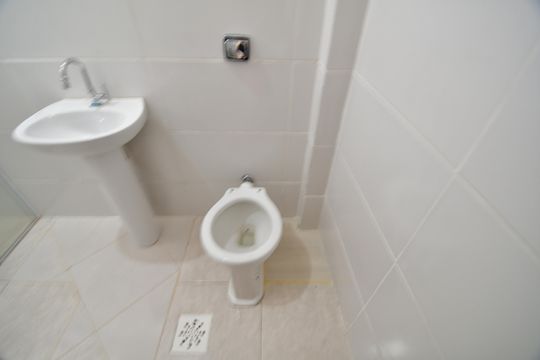 Banheiro de kitnet/studio para alugar com 1 quarto, 30m² em Centro, Campinas