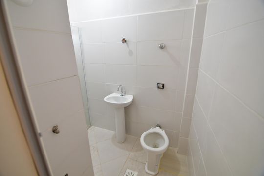 Banheiro de kitnet/studio para alugar com 1 quarto, 30m² em Centro, Campinas