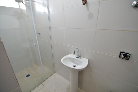 Banheiro de kitnet/studio para alugar com 1 quarto, 30m² em Centro, Campinas