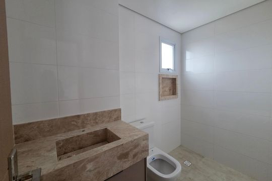 Banheiro da Suíte 2 de apartamento para alugar com 2 quartos, 85m² em Vilamar, Praia Grande