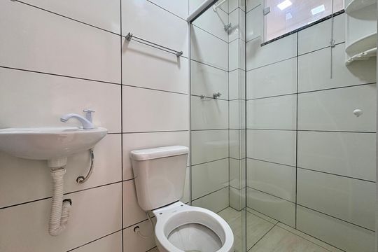 Banheiro de kitnet/studio para alugar com 1 quarto, 31m² em Curicica, Rio de Janeiro