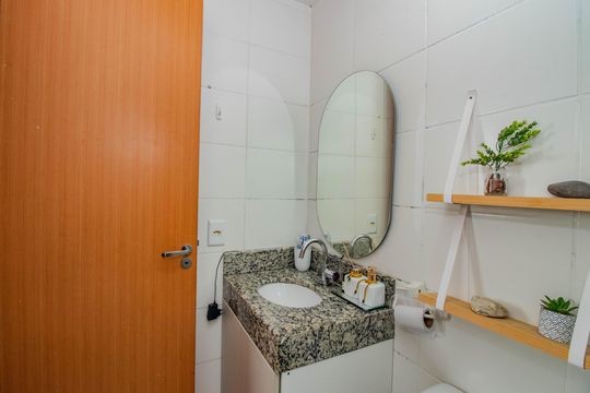 Banheiro de apartamento para alugar com 2 quartos, 44m² em Humaitá, Porto Alegre