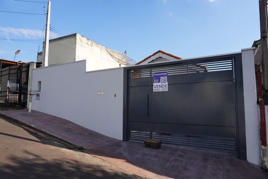 Fachada com placa PXZV - 1411 de casa à venda com 4 quartos, 270m² em Vila Cordenonsi, Americana