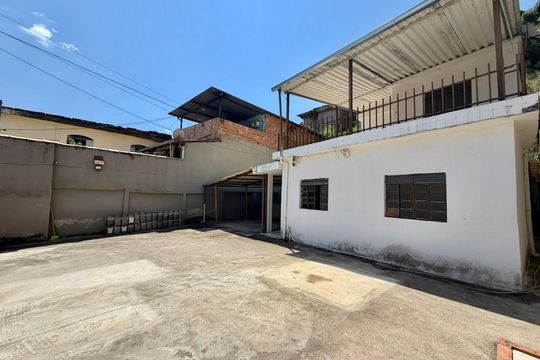 Garagem  de casa à venda com 4 quartos, 140m² em Glória, Belo Horizonte