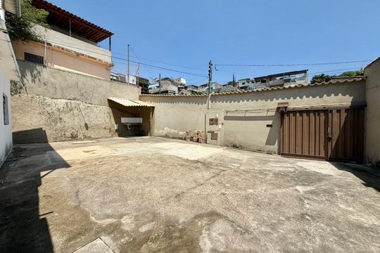 Garagem  de casa à venda com 4 quartos, 140m² em Glória, Belo Horizonte
