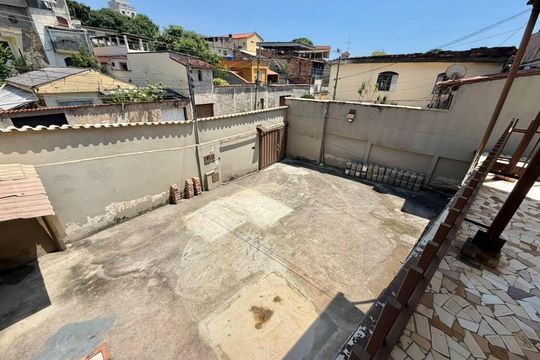 Vista  de casa à venda com 4 quartos, 140m² em Glória, Belo Horizonte